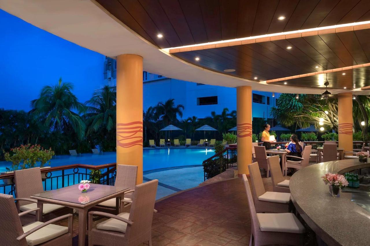 Hotel Marco Polo Plaza Cebu Zewnętrze zdjęcie The poolside bar at the hotel