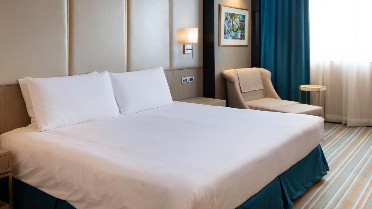 Hotel Marco Polo Plaza Cebu Zewnętrze zdjęcie A bed with a bed skirt
