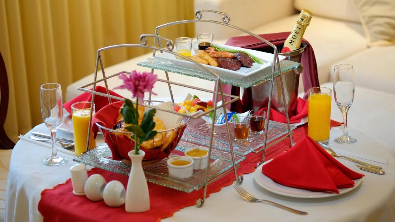 Hotel Marco Polo Plaza Cebu Zewnętrze zdjęcie A champagne breakfast