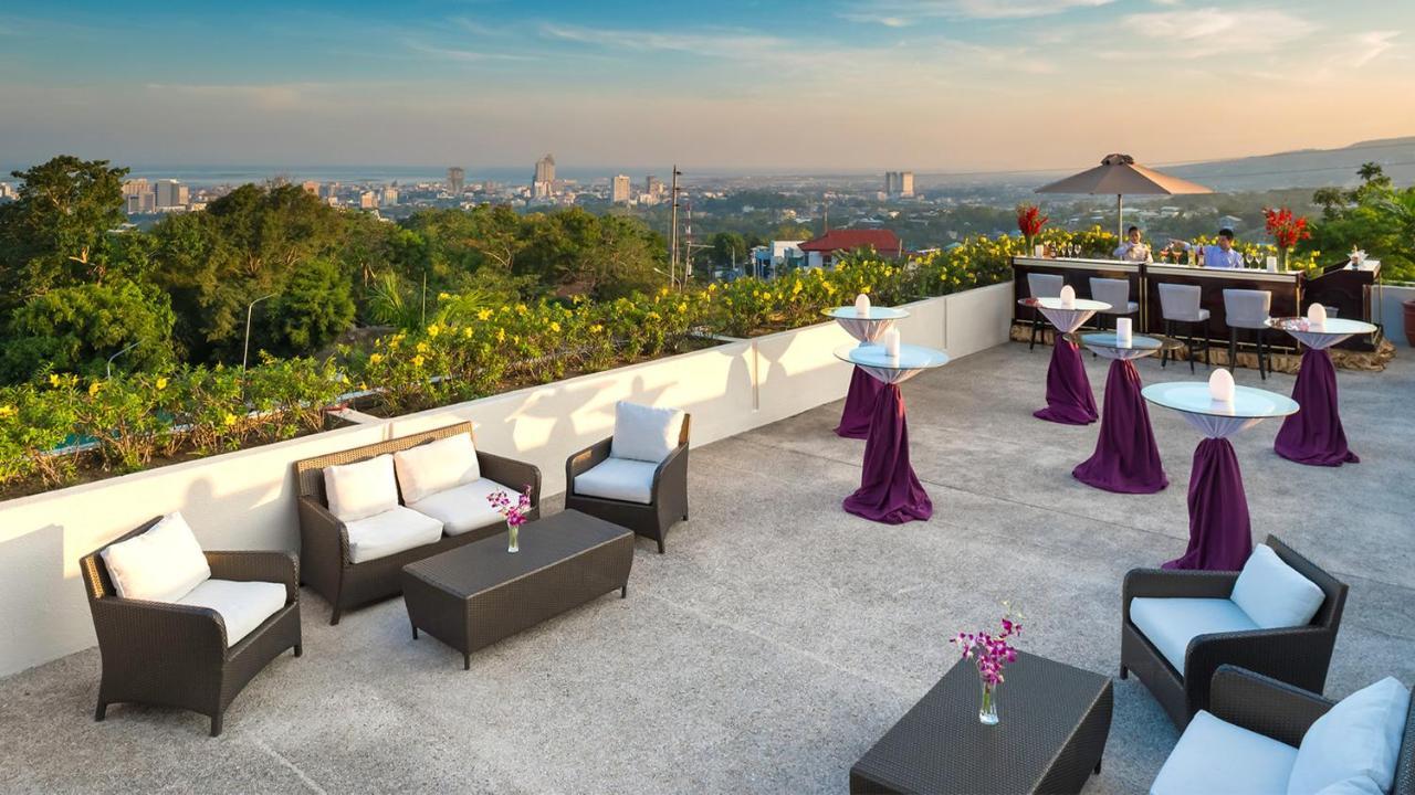 Hotel Marco Polo Plaza Cebu Zewnętrze zdjęcie The rooftop bar at the hotel