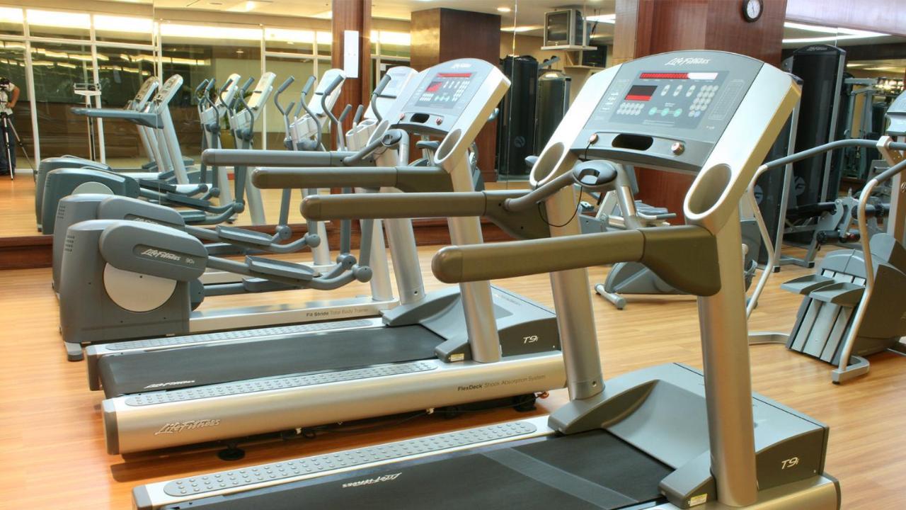 Hotel Marco Polo Plaza Cebu Zewnętrze zdjęcie Treadmills in a gym