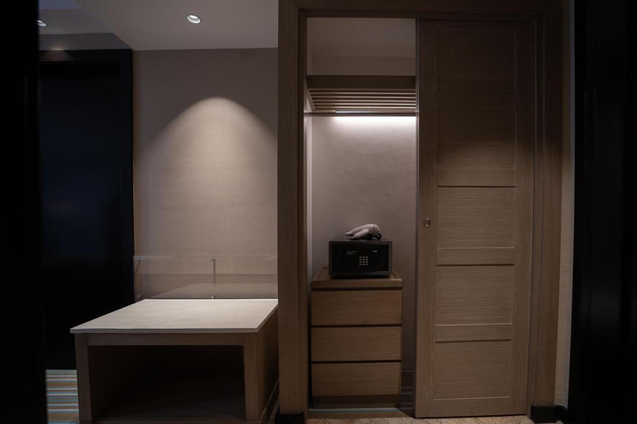 Hotel Marco Polo Plaza Cebu Zewnętrze zdjęcie A safe in a hotel room